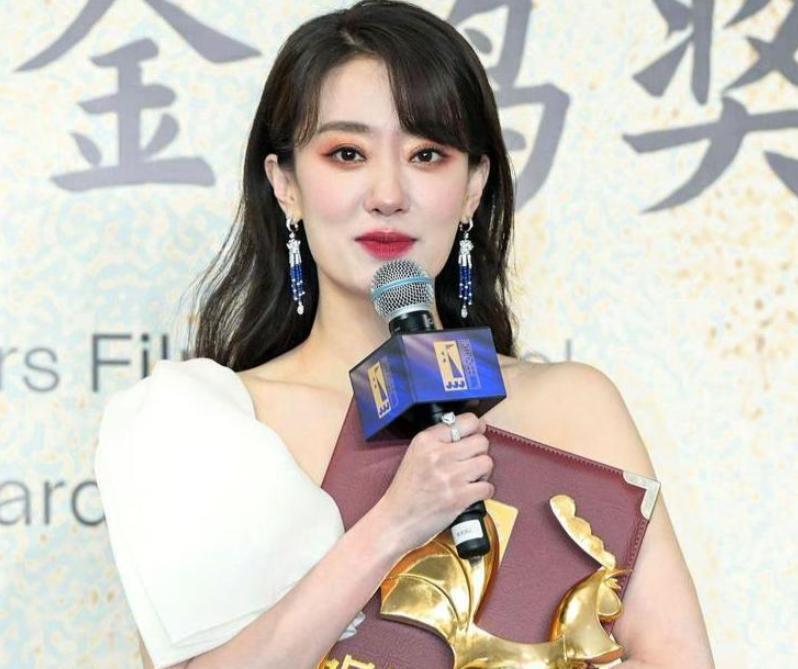 事实证明，39岁吃完贾玲红利的张小斐，如今又回到了她的怪圈(图16)