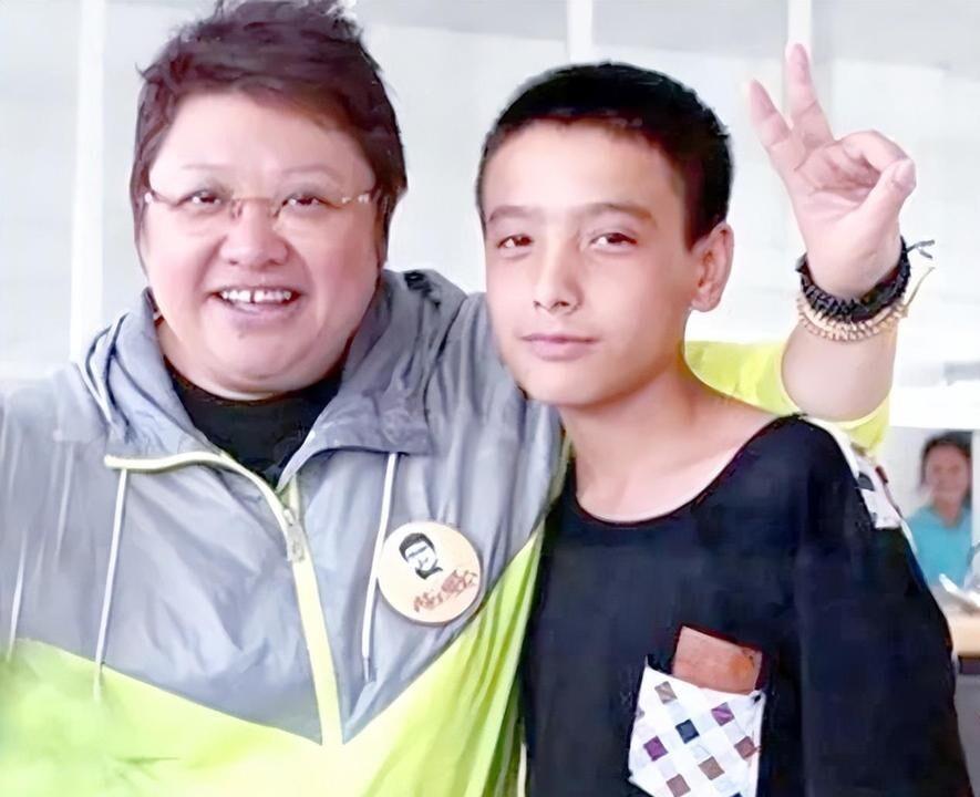韩红也没想到，自己藏了26年的儿子，如今已经成了她的骄傲(图2)