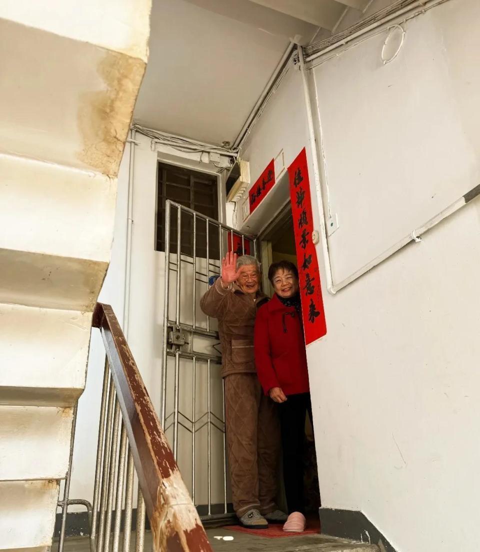 姚晨回福州探亲 90岁三舅仍住在老破小里 和她长得一模一样 祖传大嘴(图2)