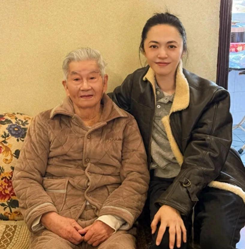 姚晨回福州探亲 90岁三舅仍住在老破小里