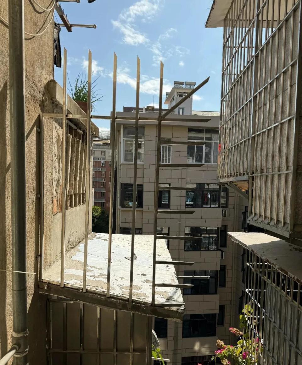 姚晨回福州探亲 90岁三舅仍住在老破小里 和她长得一模一样 祖传大嘴(图3)