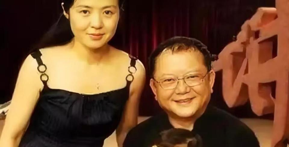 77 岁王刚的晚年：本以为有儿子能安度余生，如今却为养子操劳不停(图3)