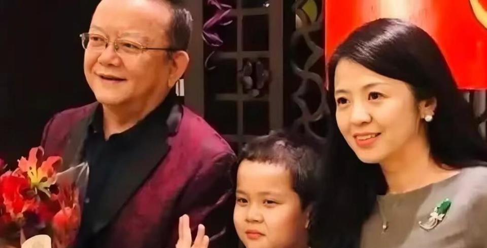 77 岁王刚的晚年：本以为有儿子能安度余生，如今却为养子操劳不停(图15)