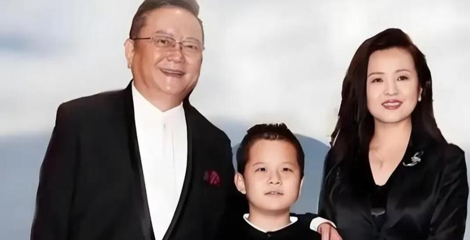 77 岁王刚的晚年：本以为有儿子能安度余生，如今却为养子操劳不停(图16)