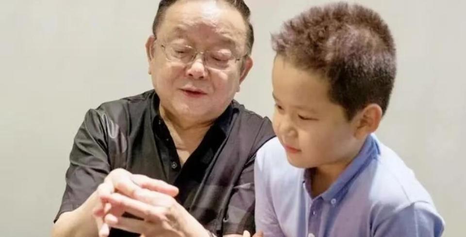 77 岁王刚的晚年：本以为有儿子能安度余生，如今却为养子操劳不停(图37)