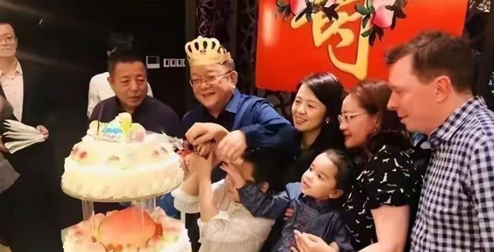 77 岁王刚的晚年：本以为有儿子能安度余生，如今却为养子操劳不停(图33)