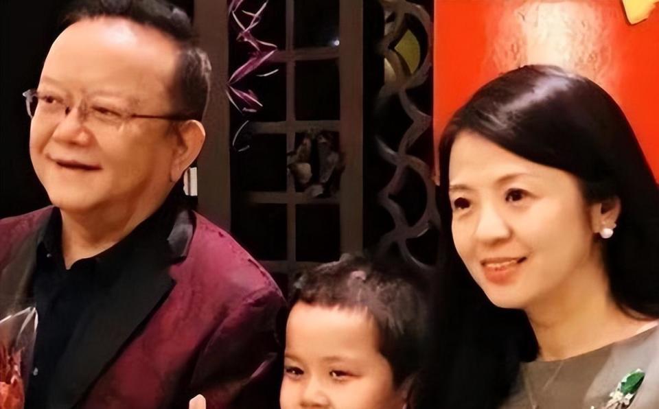 77 岁王刚的晚年：本以为有儿子能安度余生，如今却为养子操劳不停(图35)