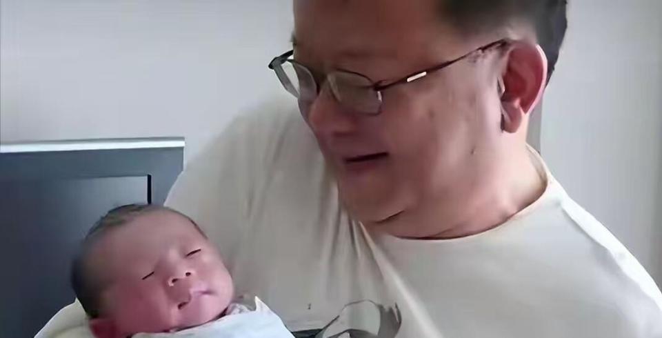 77 岁王刚的晚年：本以为有儿子能安度余生，如今却为养子操劳不停(图28)