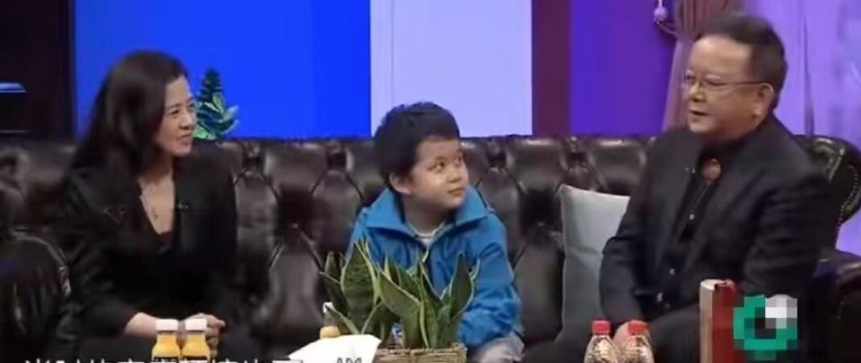 77 岁王刚的晚年：本以为有儿子能安度余生，如今却为养子操劳不停(图36)