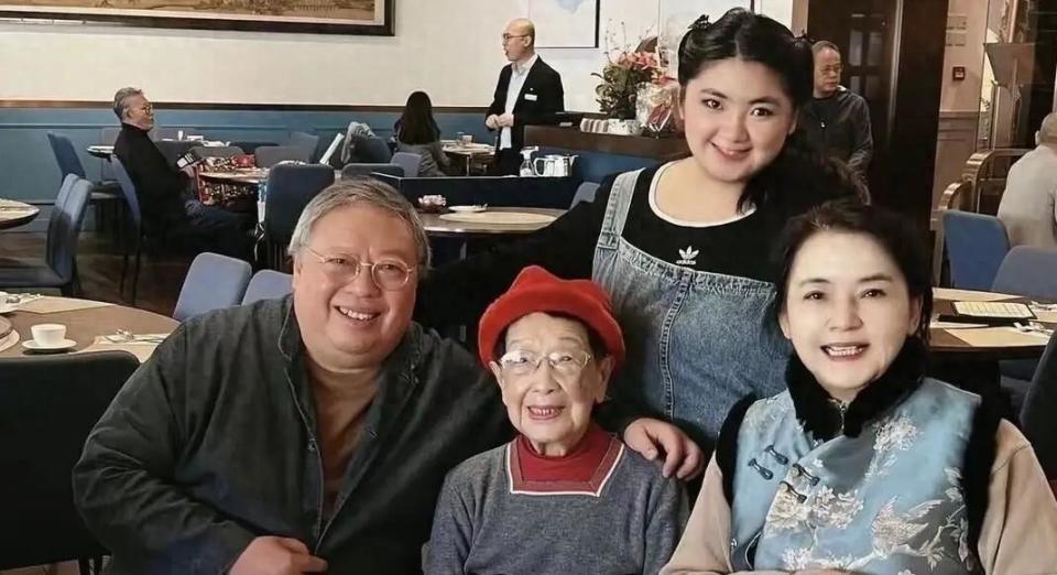 元旦67岁胡慧中与76岁丈夫何志平带女儿