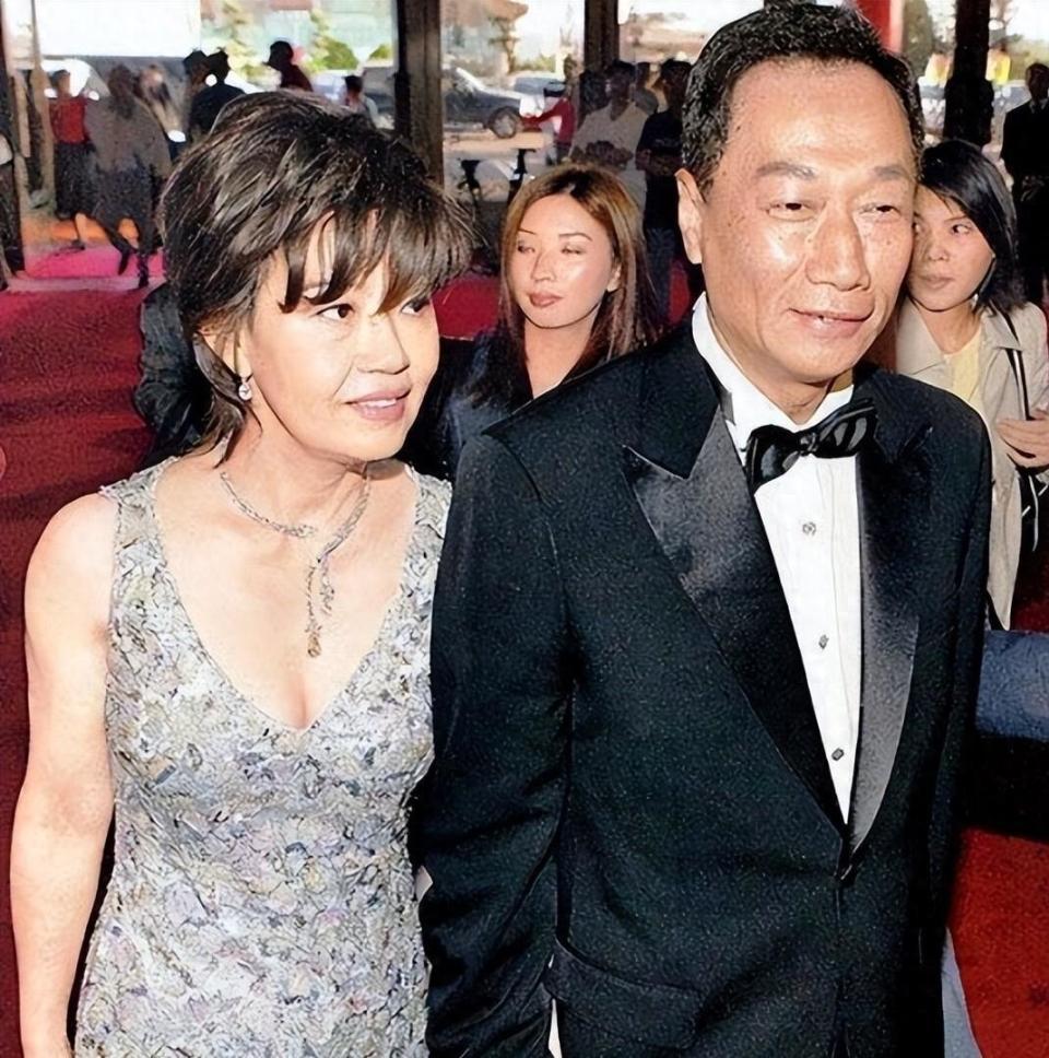 76岁郭台铭老态尽显!52岁妻子依旧貌美,和2个漂亮女儿像姐妹花(图1) 76岁郭台铭老态尽显!52岁妻子依旧貌美,和2个漂亮女儿像姐妹花(图1)