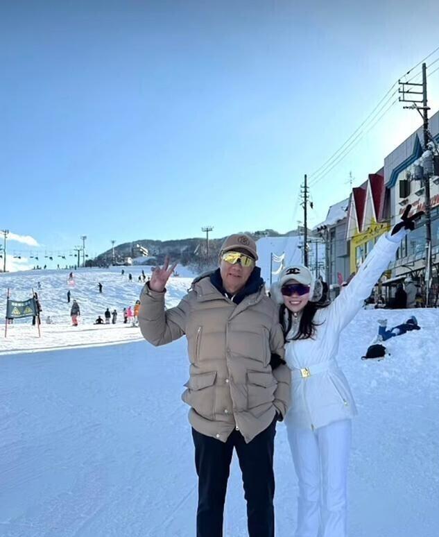 76岁郭台铭老态尽显!52岁妻子依旧貌美,和2个漂亮女儿像姐妹花(图3) 76岁郭台铭老态尽显!52岁妻子依旧貌美,和2个漂亮女儿像姐妹花(图3)