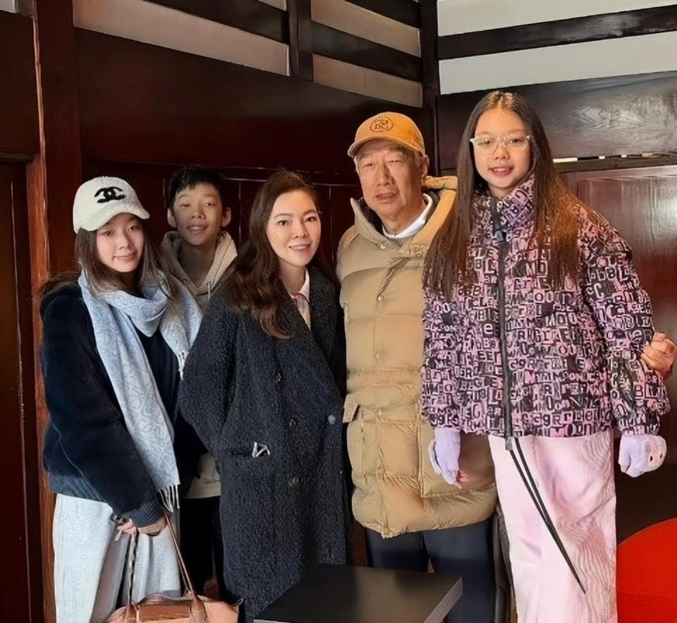 76岁郭台铭老态尽显!52岁妻子依旧貌美,和2个漂亮女儿像姐妹花(图5) 76岁郭台铭老态尽显!52岁妻子依旧貌美,和2个漂亮女儿像姐妹花(图5)