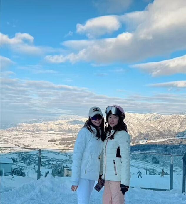 76岁郭台铭老态尽显!52岁妻子依旧貌美,和2个漂亮女儿像姐妹花(图6) 76岁郭台铭老态尽显!52岁妻子依旧貌美,和2个漂亮女儿像姐妹花(图6)