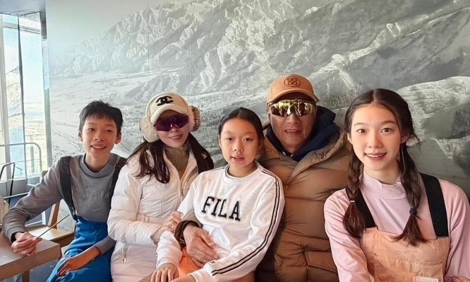 76岁郭台铭老态尽显!52岁妻子依旧貌美,和2个漂亮女儿像姐妹花(图4) 76岁郭台铭老态尽显!52岁妻子依旧貌美,和2个漂亮女儿像姐妹花(图4)