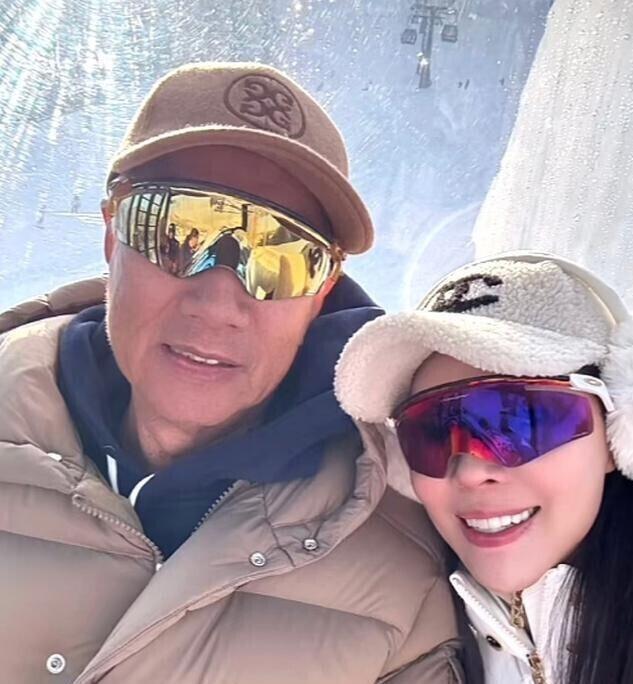 76岁郭台铭老态尽显!52岁妻子依旧貌美,和2个漂亮女儿像姐妹花(图2) 76岁郭台铭老态尽显!52岁妻子依旧貌美,和2个漂亮女儿像姐妹花(图2)