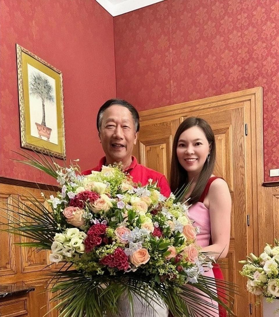 76岁郭台铭老态尽显!52岁妻子依旧貌美,和2个漂亮女儿像姐妹花(图8) 76岁郭台铭老态尽显!52岁妻子依旧貌美,和2个漂亮女儿像姐妹花(图8)