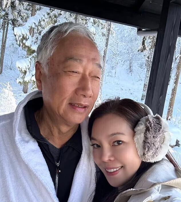 76岁郭台铭老态尽显!52岁妻子依旧貌美,和2个漂亮女儿像姐妹花(图9) 76岁郭台铭老态尽显!52岁妻子依旧貌美,和2个漂亮女儿像姐妹花(图9)