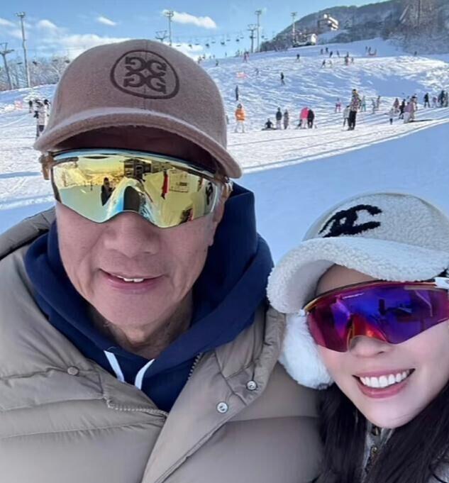 76岁郭台铭老态尽显!52岁妻子依旧貌美,和2个漂亮女儿像姐妹花(图16) 76岁郭台铭老态尽显!52岁妻子依旧貌美,和2个漂亮女儿像姐妹花(图16)