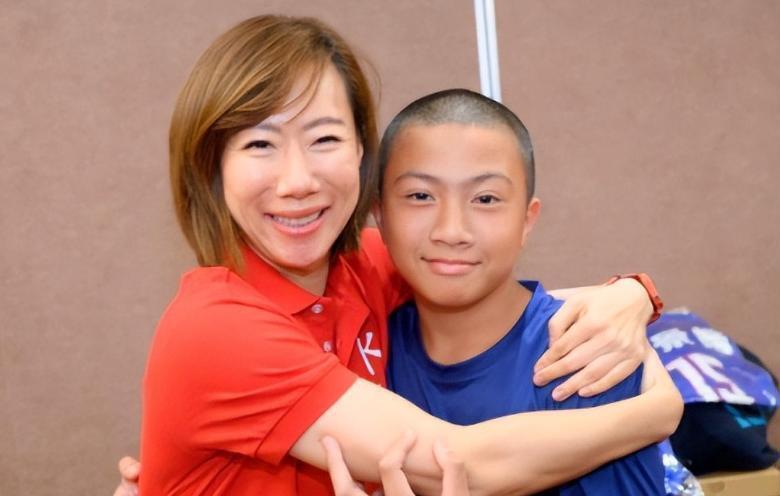 76岁郭台铭老态尽显!52岁妻子依旧貌美,和2个漂亮女儿像姐妹花(图15) 76岁郭台铭老态尽显!52岁妻子依旧貌美,和2个漂亮女儿像姐妹花(图15)