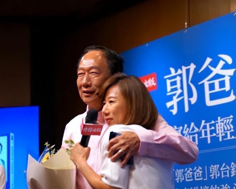 76岁郭台铭老态尽显!52岁妻子依旧貌美,和2个漂亮女儿像姐妹花(图14) 76岁郭台铭老态尽显!52岁妻子依旧貌美,和2个漂亮女儿像姐妹花(图14)