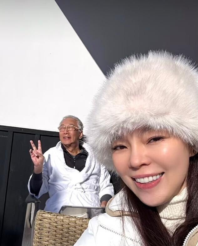 76岁郭台铭老态尽显!52岁妻子依旧貌美,和2个漂亮女儿像姐妹花(图12) 76岁郭台铭老态尽显!52岁妻子依旧貌美,和2个漂亮女儿像姐妹花(图12)