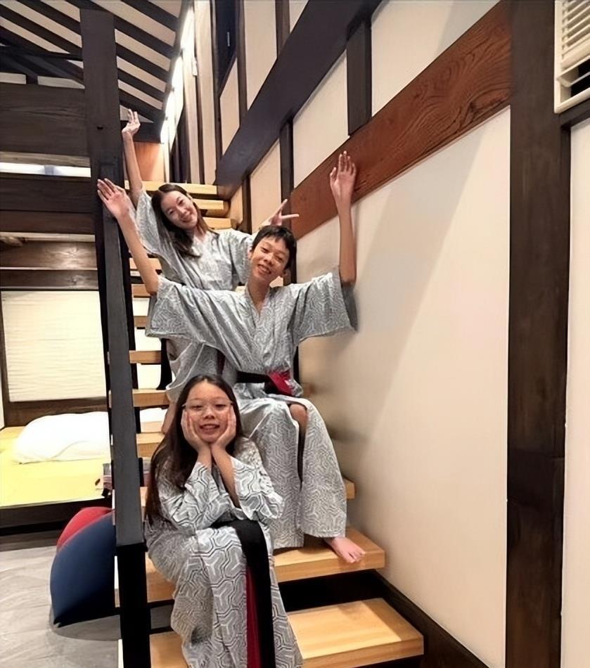 76岁郭台铭老态尽显!52岁妻子依旧貌美,和2个漂亮女儿像姐妹花(图13) 76岁郭台铭老态尽显!52岁妻子依旧貌美,和2个漂亮女儿像姐妹花(图13)