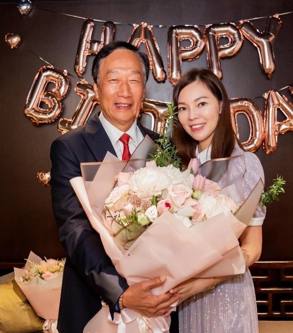 76岁郭台铭老态尽显!52岁妻子依旧貌美,和2个漂亮女儿像姐妹花(图17) 76岁郭台铭老态尽显!52岁妻子依旧貌美,和2个漂亮女儿像姐妹花(图17)