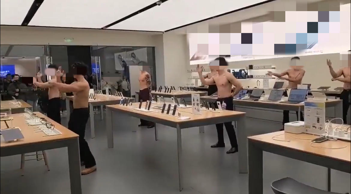 商场回应“请男士脱衣宣传被指擦边”:已下架商场内品牌店相关视频(图1) 商场回应“请男士脱衣宣传被指擦边”:已下架商场内品牌店相关视频(图1)