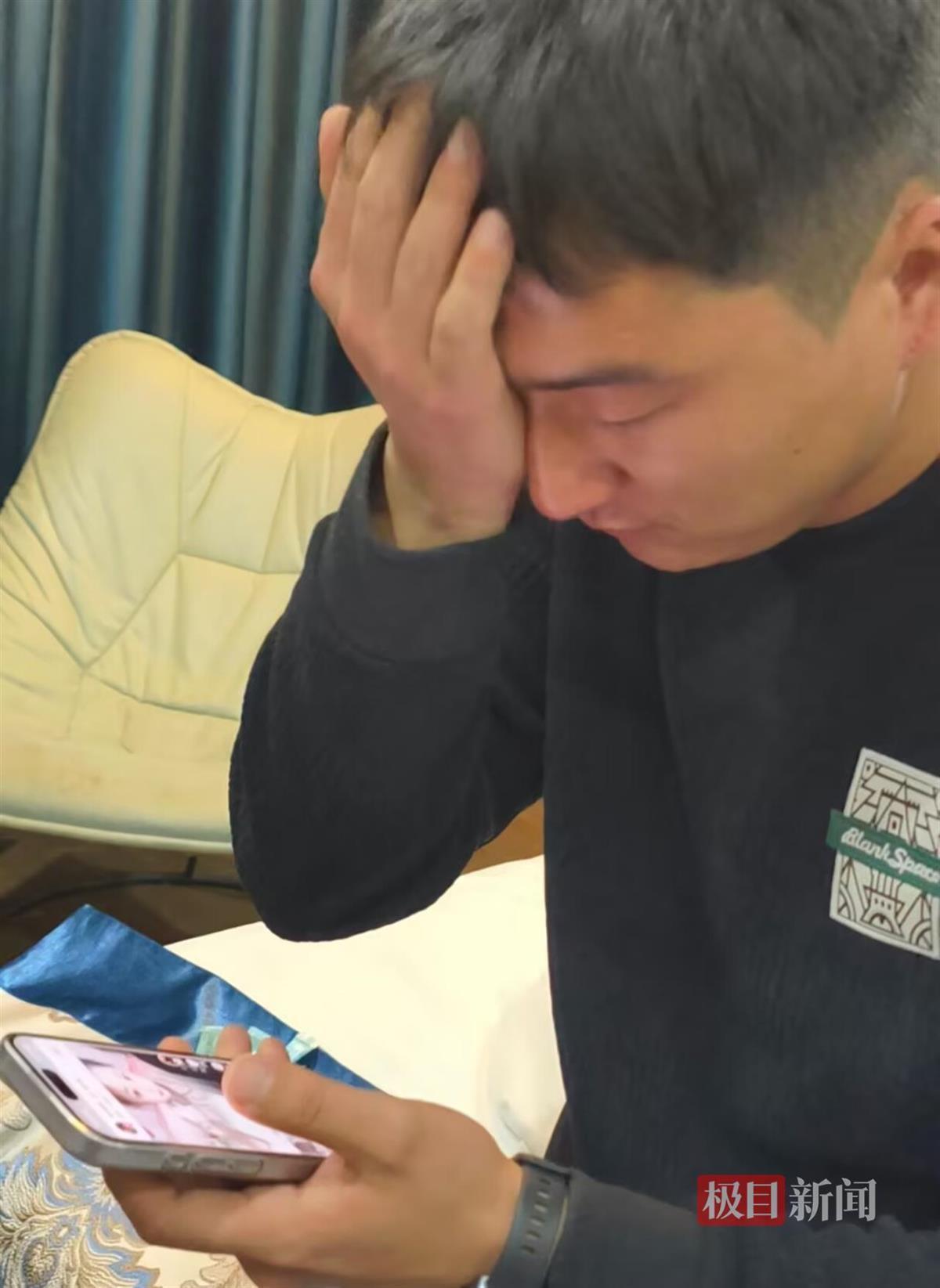 “妻儿三人被发小杀害案”凶手偷配钥匙持刀行窃，被受害人扯下口罩认出后行凶(图2)