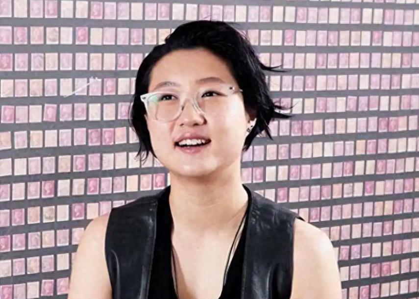 吴绮莉26岁女儿近况曝光，在香港靠设计吃饭，直言只够交房租(图1)