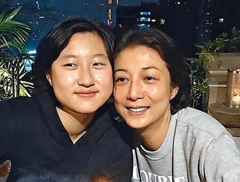 吴绮莉26岁女儿近况曝光，在香港靠设计吃饭，直言只够交房租(图2)