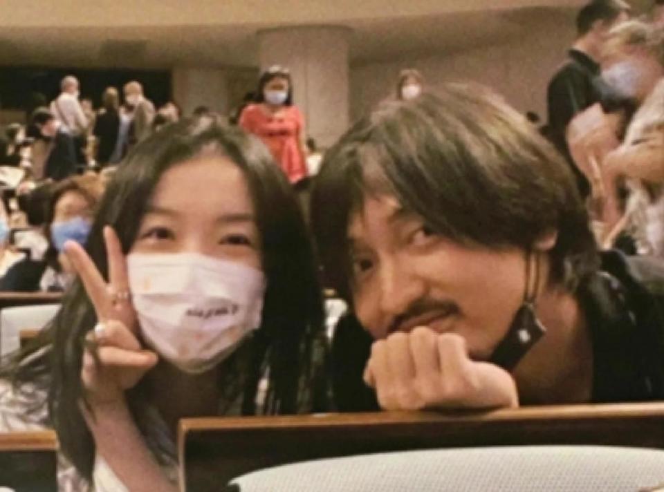 齐溪小腹隆起疑怀3胎!肚大如萝给妈妈庆生,和王传君已有俩女儿(图2) 齐溪小腹隆起疑怀3胎!肚大如萝给妈妈庆生,和王传君已有俩女儿(图2)