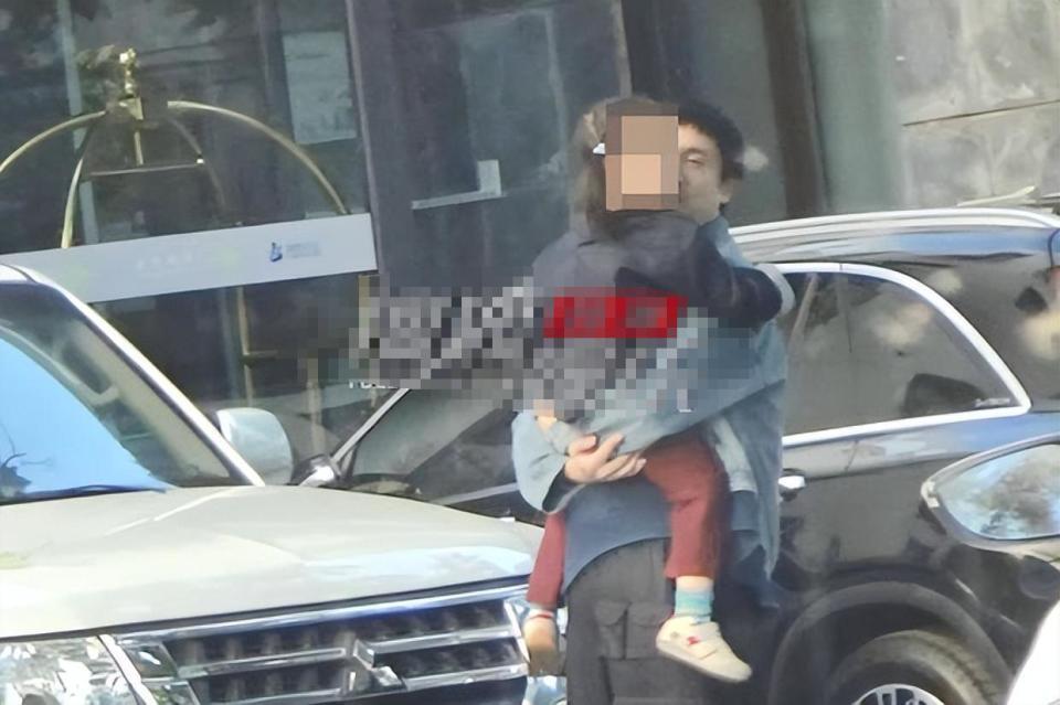 齐溪小腹隆起疑怀3胎!肚大如萝给妈妈庆生,和王传君已有俩女儿(图5) 齐溪小腹隆起疑怀3胎!肚大如萝给妈妈庆生,和王传君已有俩女儿(图5)