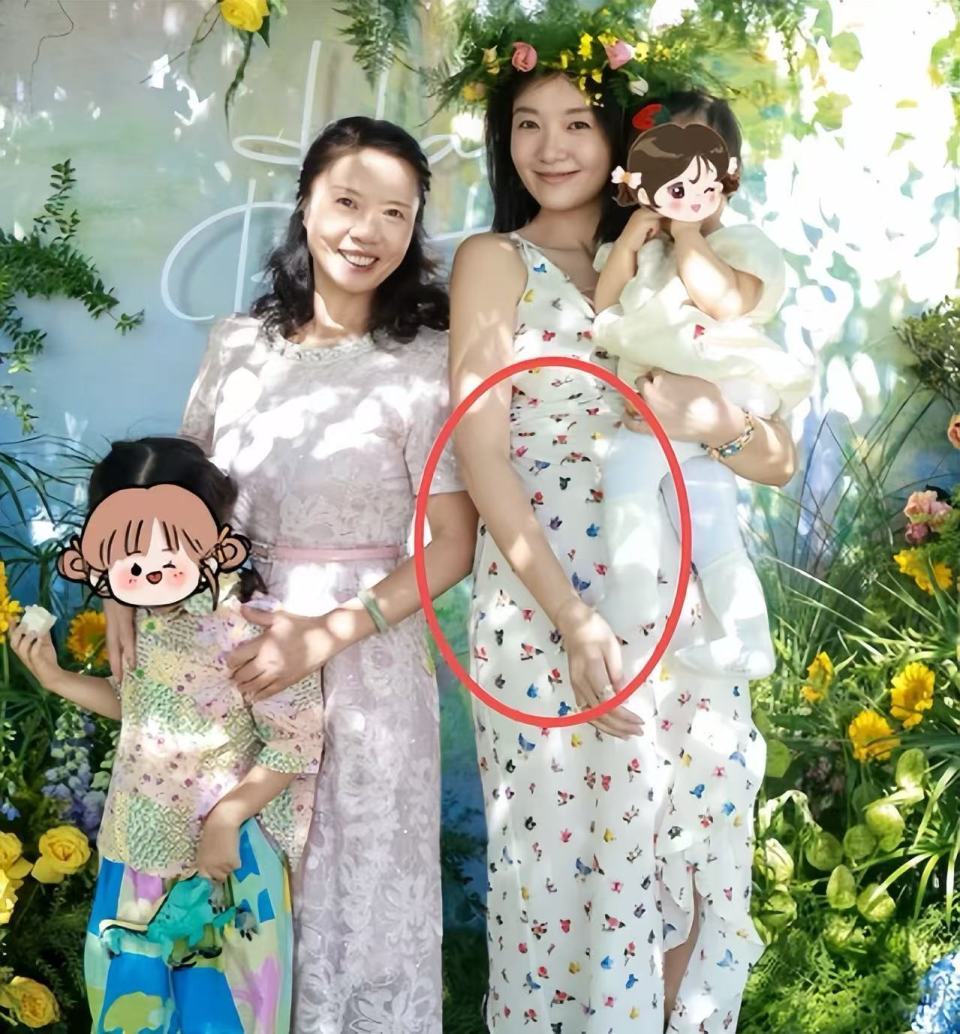 齐溪小腹隆起疑怀3胎!肚大如萝给妈妈庆生,和王传君已有俩女儿(图25) 齐溪小腹隆起疑怀3胎!肚大如萝给妈妈庆生,和王传君已有俩女儿(图25)