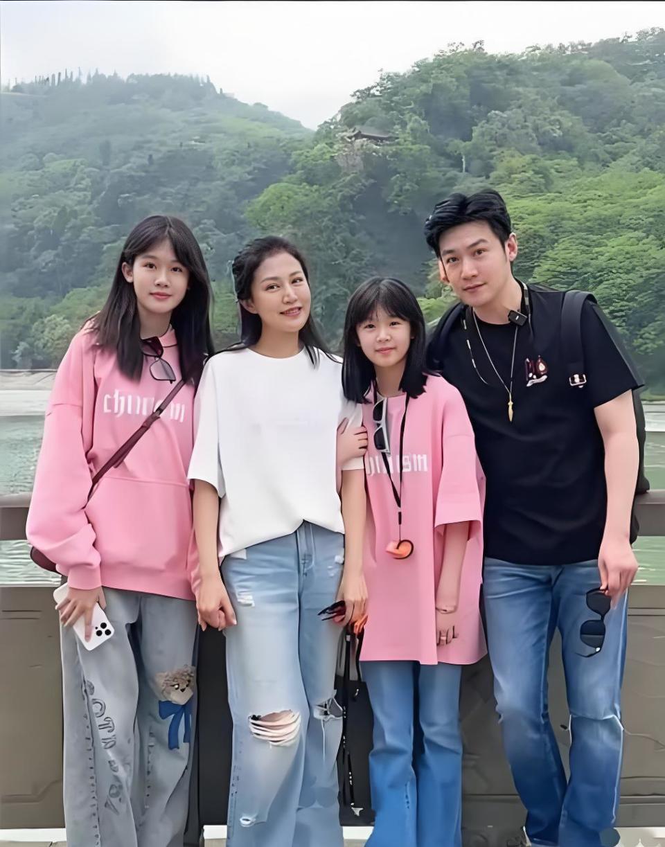 陆毅庆祝50岁生日，两个女儿偷偷抹眼泪：爸爸怎么一下子就老了？(图2)