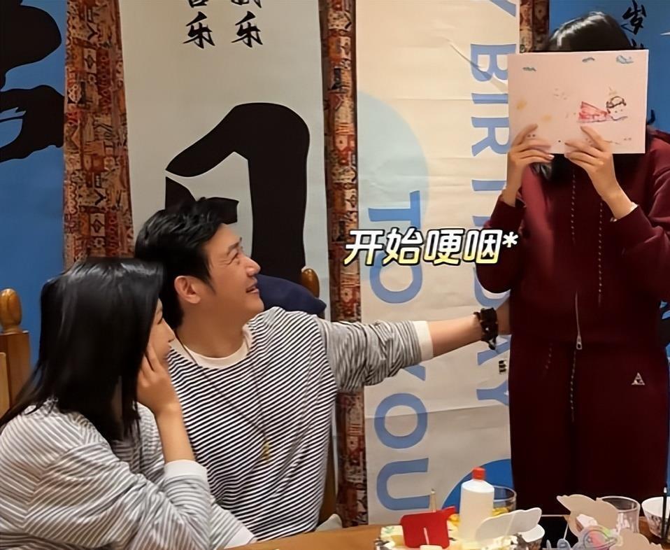 陆毅庆祝50岁生日，两个女儿偷偷抹眼泪：爸爸怎么一下子就老了？(图10)