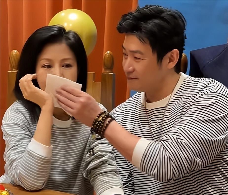 陆毅庆祝50岁生日，两个女儿偷偷抹眼泪：爸爸怎么一下子就老了？(图11)