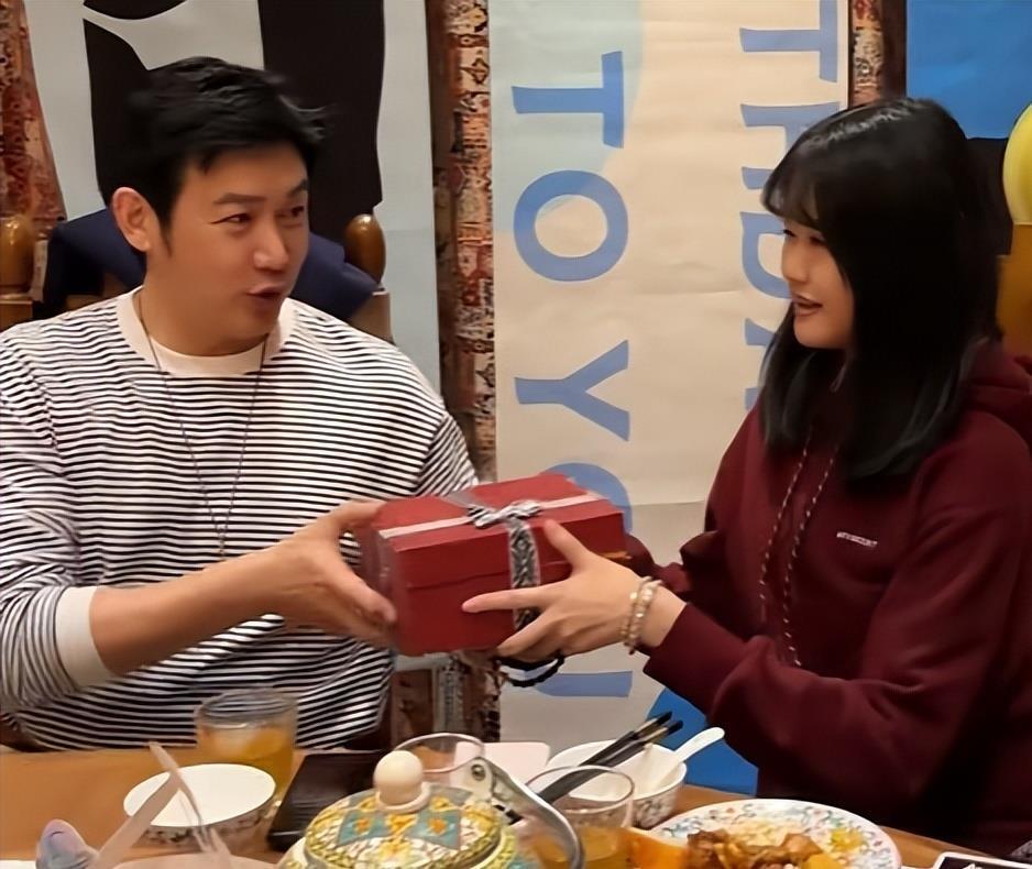 陆毅庆祝50岁生日，两个女儿偷偷抹眼泪：爸爸怎么一下子就老了？(图12)