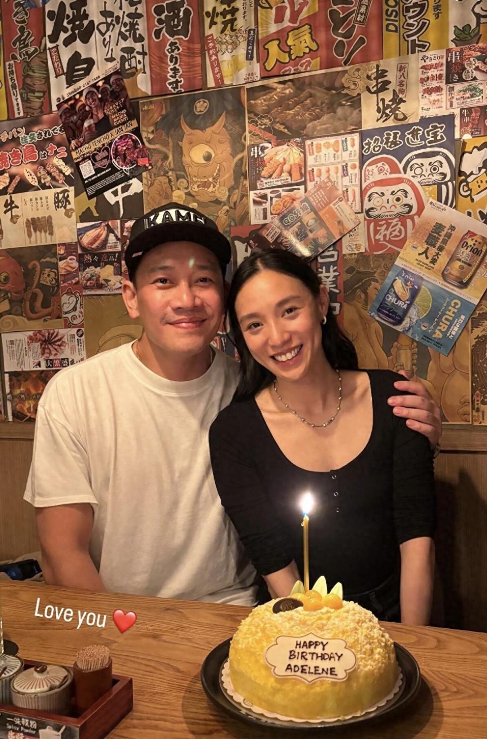 63岁何超琼陪干女儿吃生日饭，素颜现身优