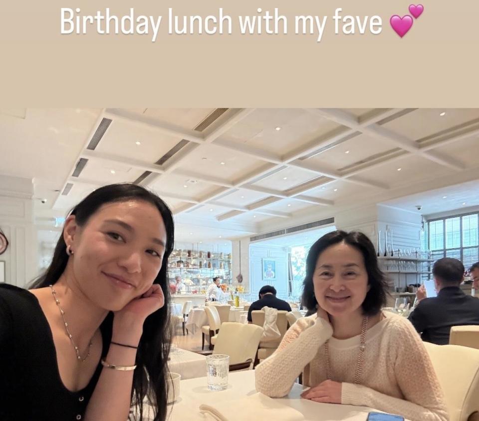 63岁何超琼陪干女儿吃生日饭,素颜现身优雅大方,无儿无女仍开心(图2) 63岁何超琼陪干女儿吃生日饭,素颜现身优雅大方,无儿无女仍开心(图2)