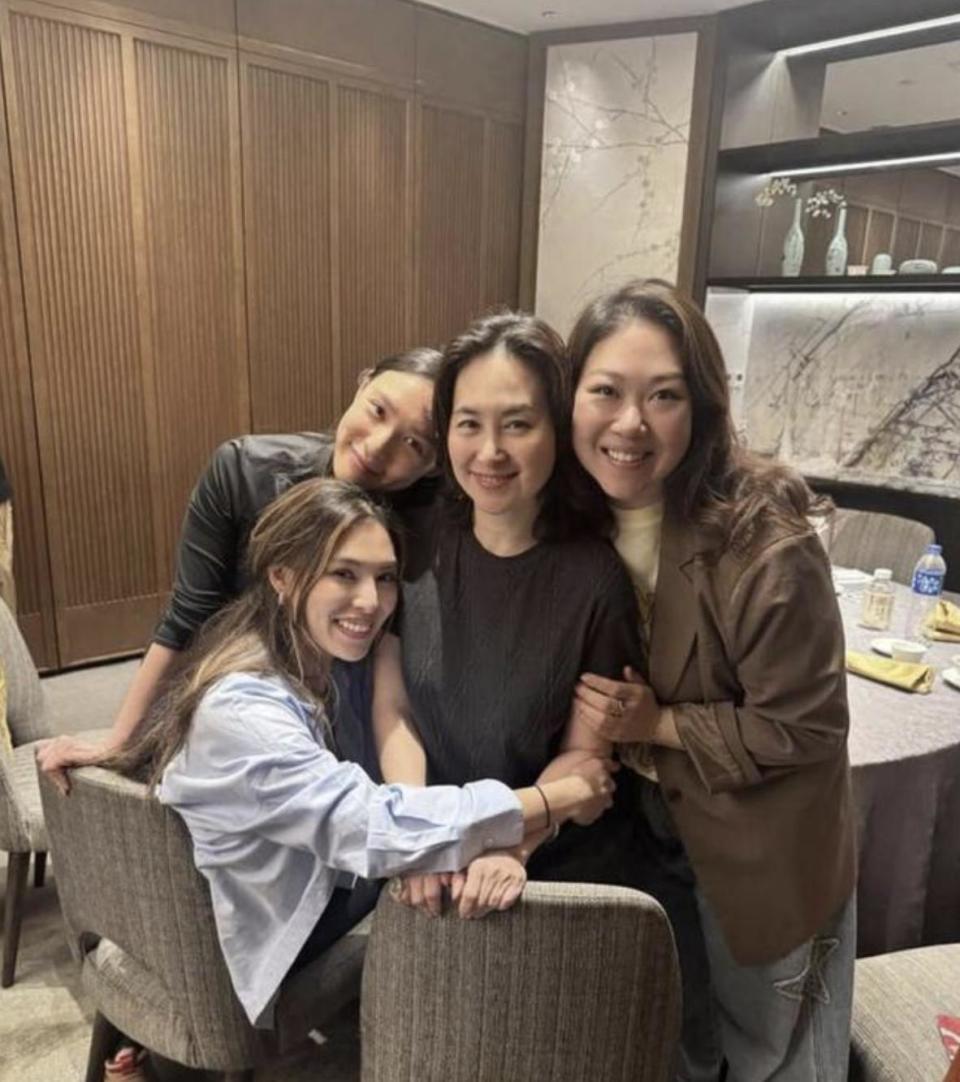 63岁何超琼陪干女儿吃生日饭,素颜现身优雅大方,无儿无女仍开心(图4) 63岁何超琼陪干女儿吃生日饭,素颜现身优雅大方,无儿无女仍开心(图4)