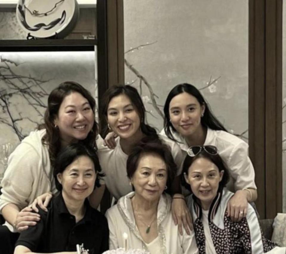 63岁何超琼陪干女儿吃生日饭,素颜现身优雅大方,无儿无女仍开心(图3) 63岁何超琼陪干女儿吃生日饭,素颜现身优雅大方,无儿无女仍开心(图3)