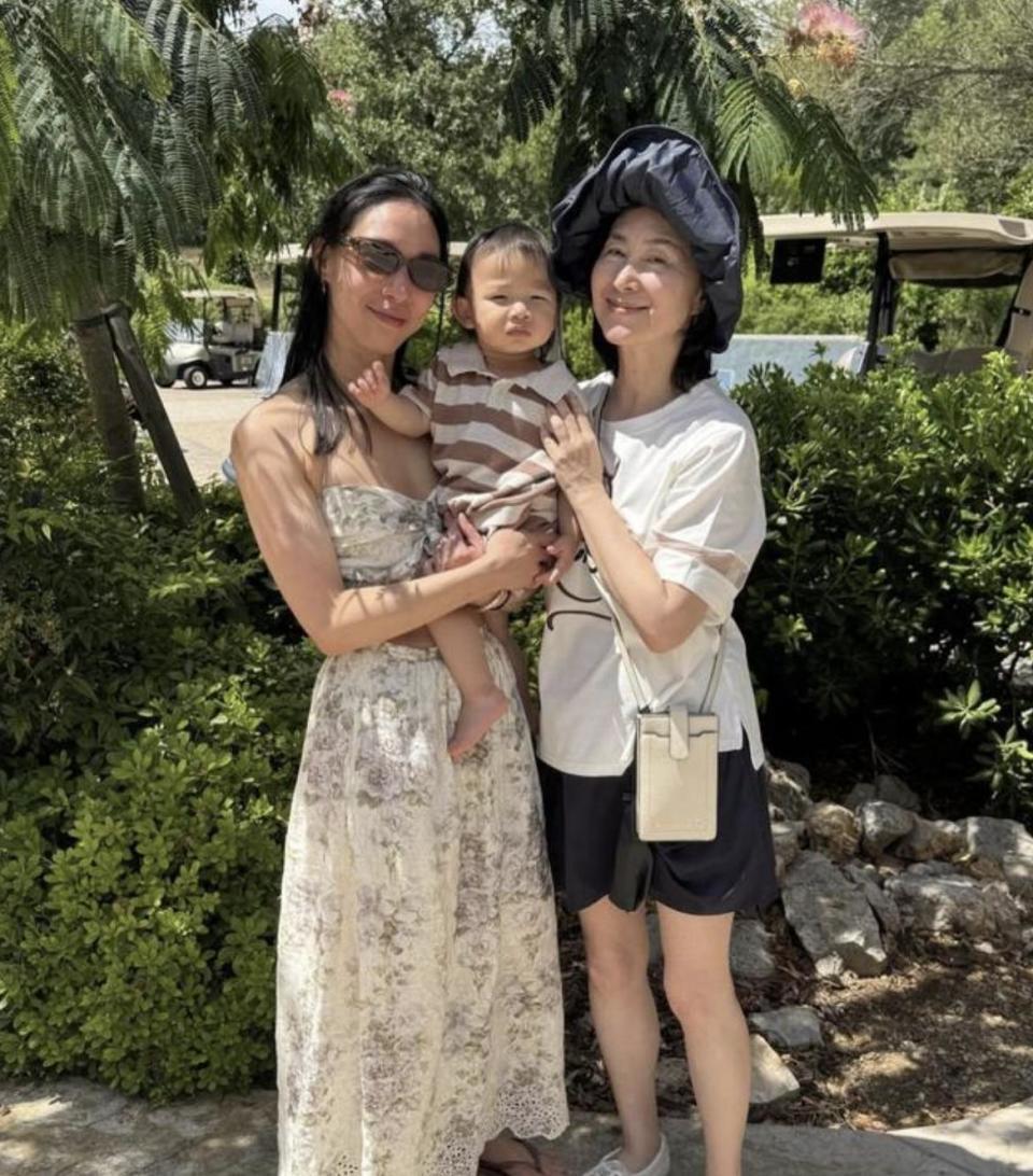 63岁何超琼陪干女儿吃生日饭,素颜现身优雅大方,无儿无女仍开心(图5) 63岁何超琼陪干女儿吃生日饭,素颜现身优雅大方,无儿无女仍开心(图5)