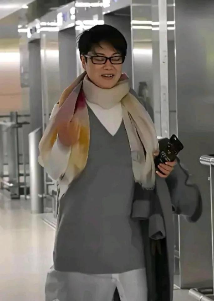 她放弃了260亿遗产，如今62岁素颜露面，网友却说：她终于活明白了(图2)