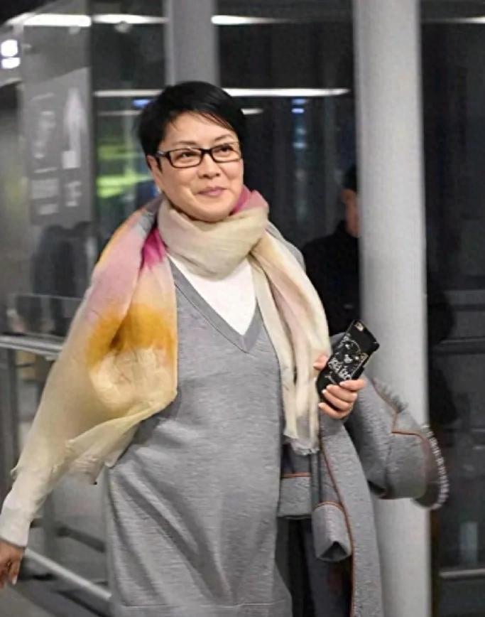 她放弃了260亿遗产，如今62岁素颜露面，网友却说：她终于活明白了(图1)