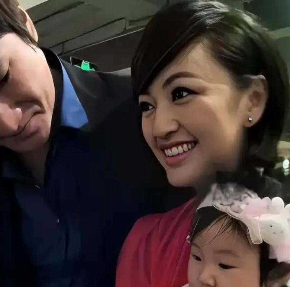 罗海琼和华谊总裁老公澳洲度假，51岁穿搭太老气，俩女儿罕见出镜(图4)