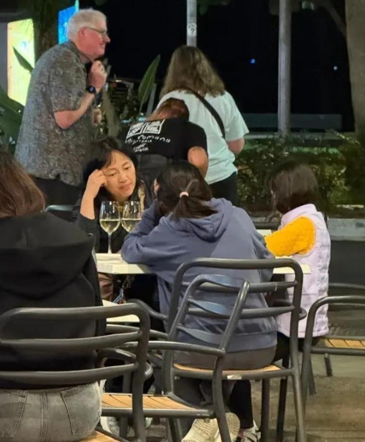 罗海琼和华谊总裁老公澳洲度假，51岁穿搭太老气，俩女儿罕见出镜(图3)