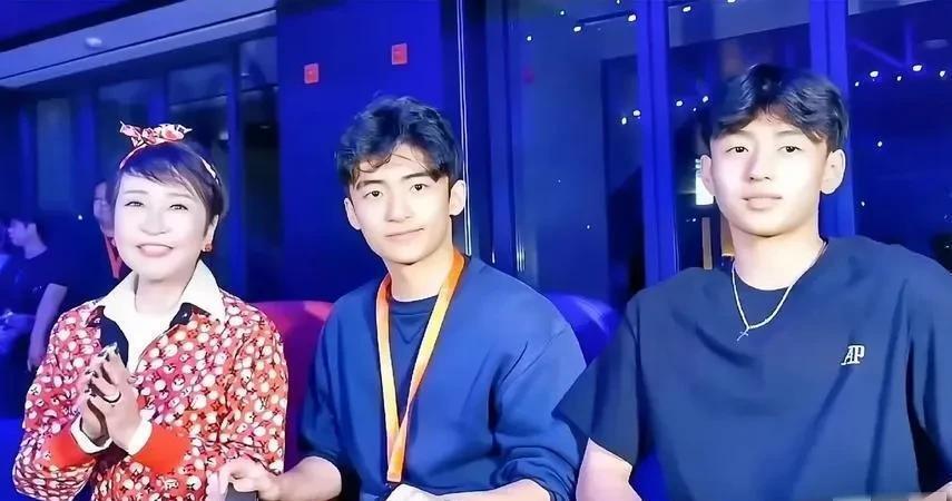 谢贤没想到，谢霆锋也没想到，两代人的痞气，在谢振轩身上消失了(图2)