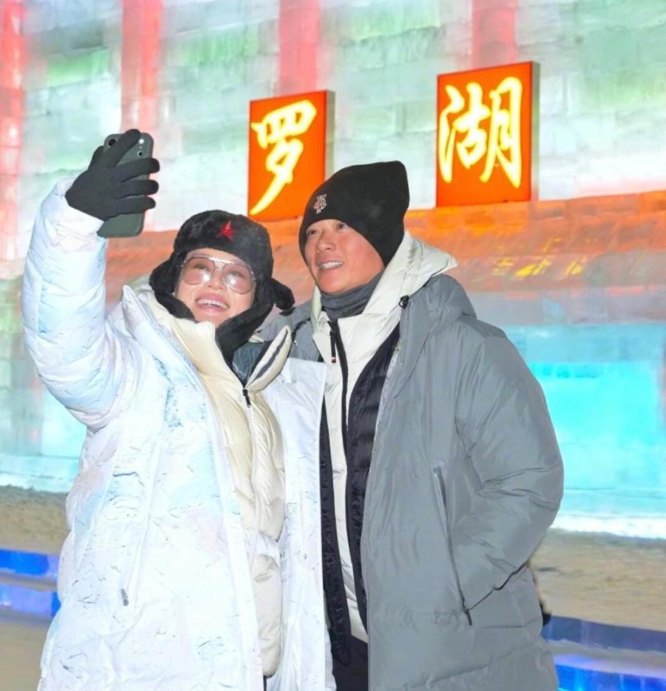 胡杏儿哈尔滨旅游，零下20度穿5层衣服，三个儿子羽绒服到脚脖子(图2)